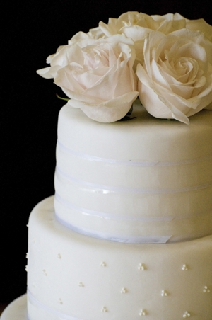 wedding cake with roses